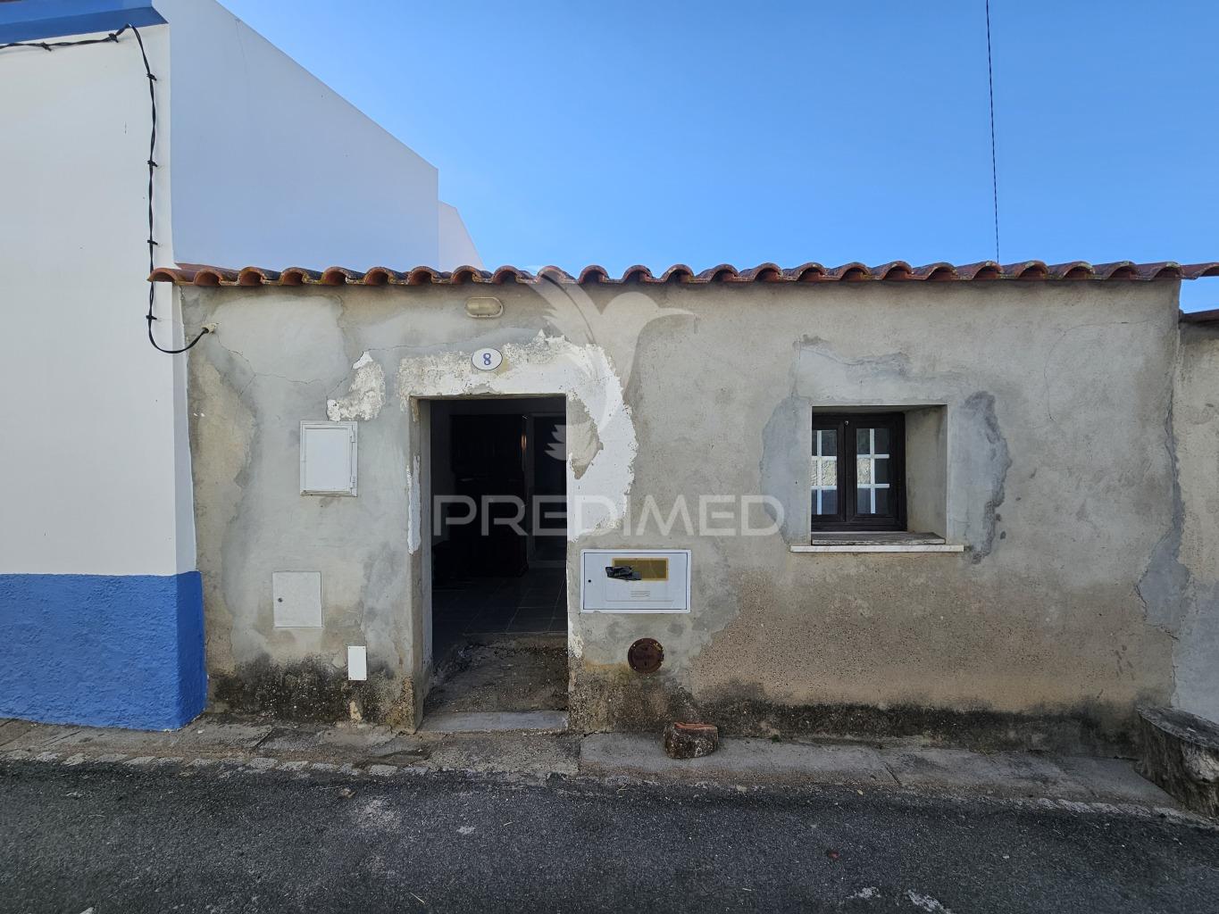 Moradia térrea para remodelar na aldeia das piçarras, castro verde.