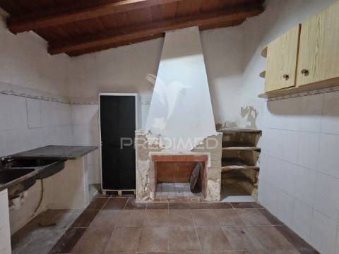 Moradia térrea para remodelar na aldeia das piçarras, castro verde.