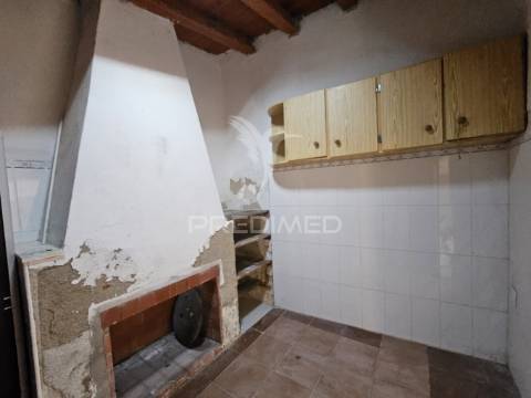 Moradia térrea para remodelar na aldeia das piçarras, castro verde.