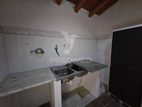 Moradia térrea para remodelar na aldeia das piçarras, castro verde.