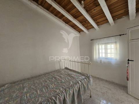 Moradia térrea para remodelar na aldeia das piçarras, castro verde.