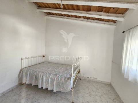 Moradia térrea para remodelar na aldeia das piçarras, castro verde.