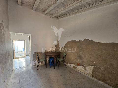 Moradia térrea para remodelar na aldeia das piçarras, castro verde.