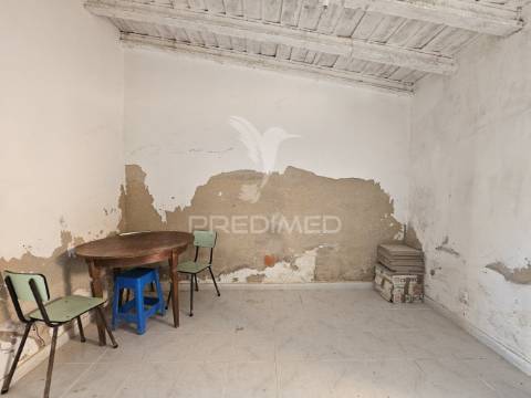 Moradia térrea para remodelar na aldeia das piçarras, castro verde.