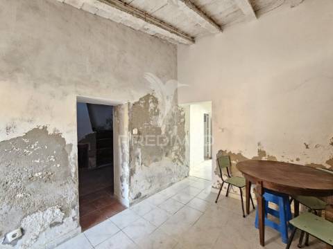 Moradia térrea para remodelar na aldeia das piçarras, castro verde.