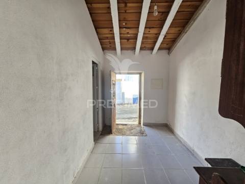 Moradia térrea para remodelar na aldeia das piçarras, castro verde.
