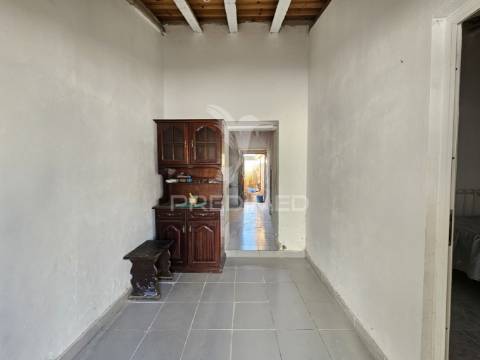 Moradia térrea para remodelar na aldeia das piçarras, castro verde.