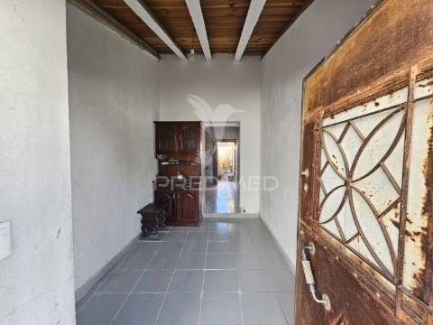 Moradia térrea para remodelar na aldeia das piçarras, castro verde.