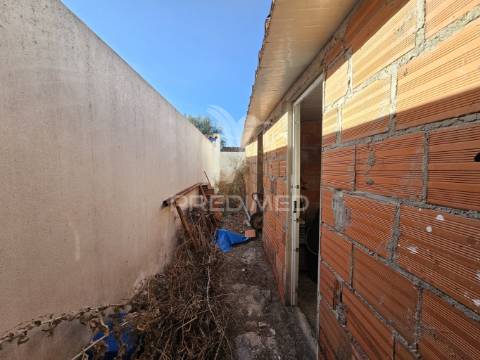 Moradia térrea para remodelar na aldeia das piçarras, castro verde.