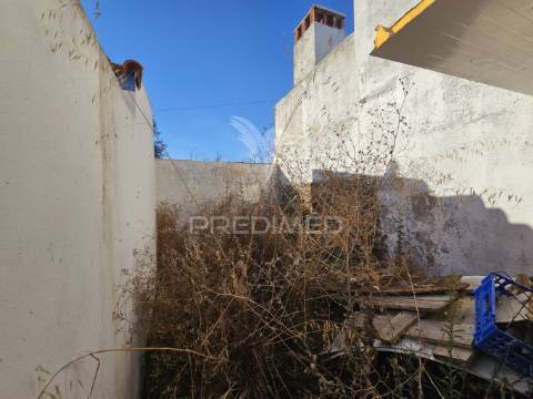 Moradia térrea para remodelar na aldeia das piçarras, castro verde.