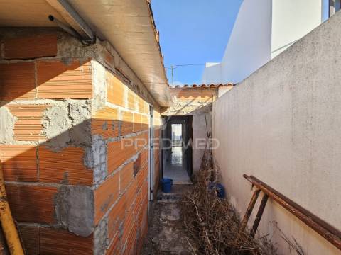 Moradia térrea para remodelar na aldeia das piçarras, castro verde.