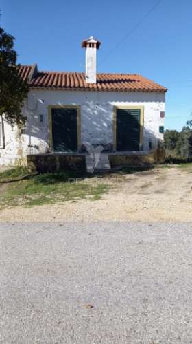 Moradia geminada t4 em chão das maias – serra, tomar