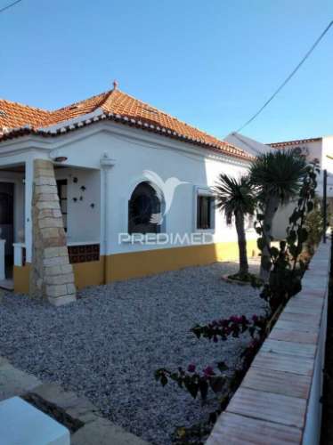 Moradia t2 recuperada com jardim, centro santiago do cacém.