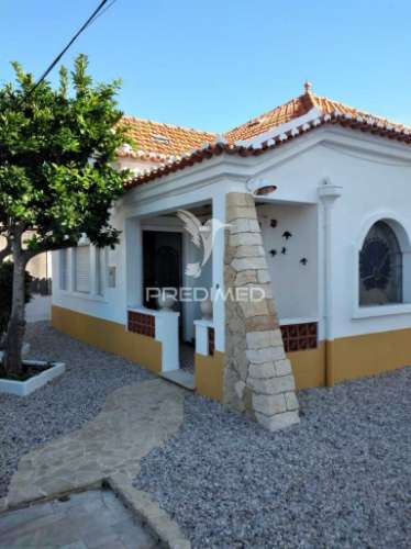 Moradia t2 recuperada com jardim, centro santiago do cacém.