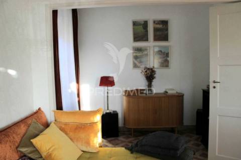 Moradia t2 recuperada com jardim, centro santiago do cacém.