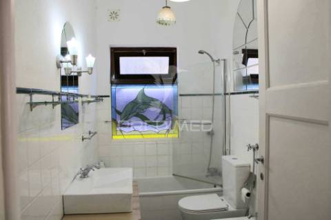 Moradia t2 recuperada com jardim, centro santiago do cacém.