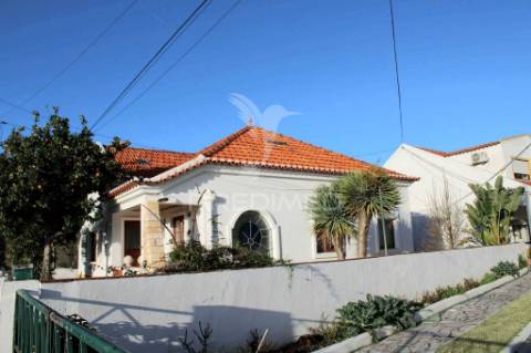 Moradia t2 recuperada com jardim, centro santiago do cacém.