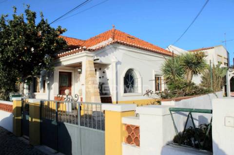 Moradia t2 recuperada com jardim, centro santiago do cacém.