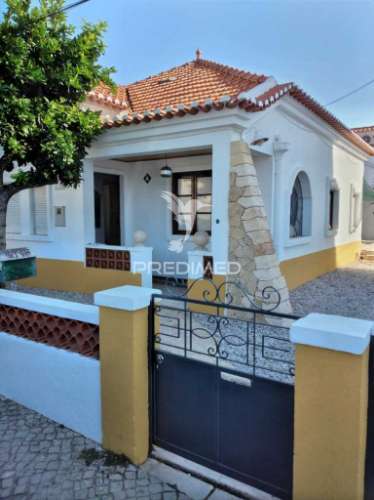 Moradia t2 recuperada com jardim, centro santiago do cacém.