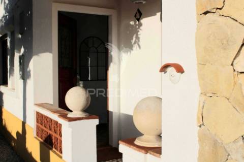 Moradia t2 recuperada com jardim, centro santiago do cacém.