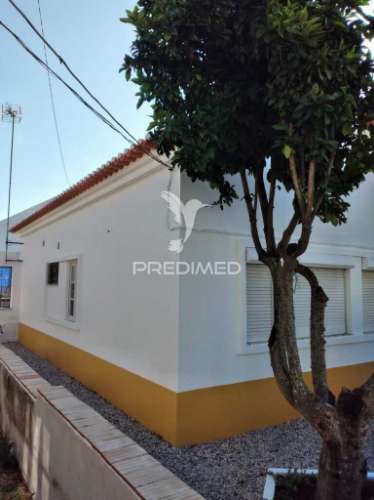 Moradia t2 recuperada com jardim, centro santiago do cacém.