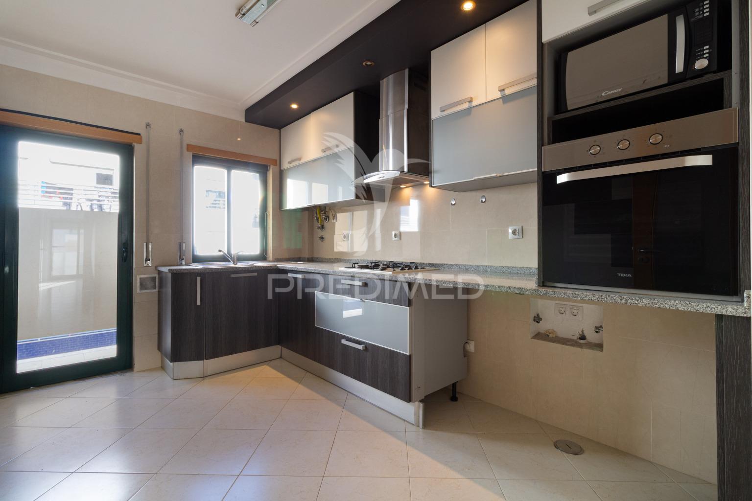 Apartamento t2 - 1.º andar em alhos vedros - moita