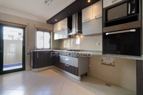 Apartamento t2 - 1.º andar em alhos vedros - moita