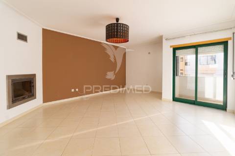 Apartamento t2 - 1.º andar em alhos vedros - moita