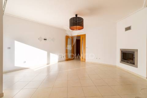 Apartamento t2 - 1.º andar em alhos vedros - moita