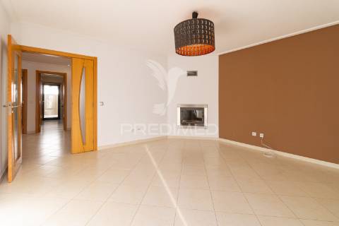 Apartamento t2 - 1.º andar em alhos vedros - moita