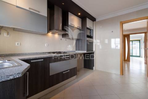 Apartamento t2 - 1.º andar em alhos vedros - moita