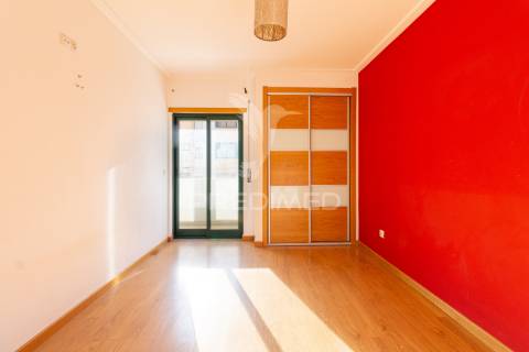 Apartamento t2 - 1.º andar em alhos vedros - moita