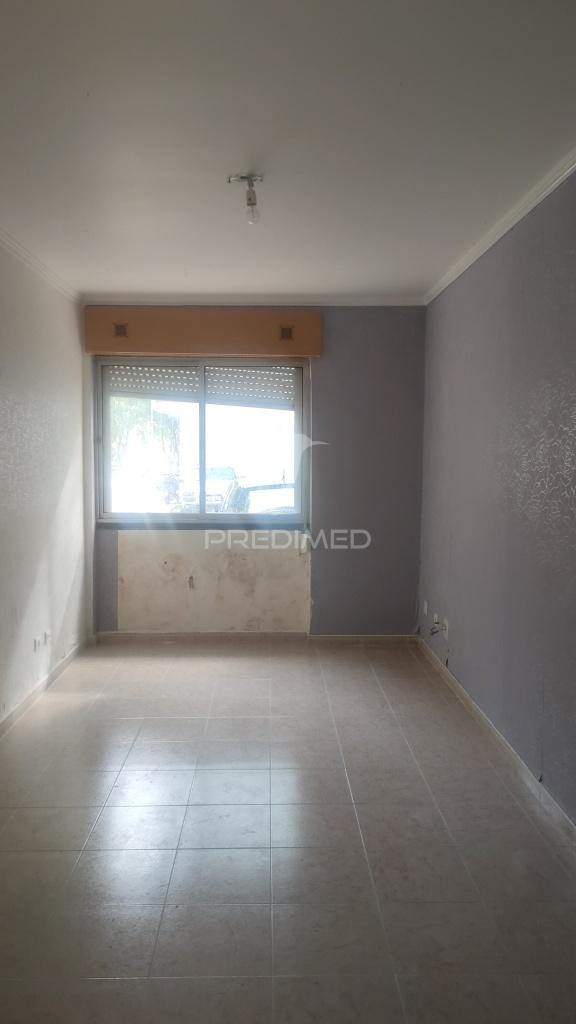 Em remodelação, apartamento t2, benfica, lisboa.
