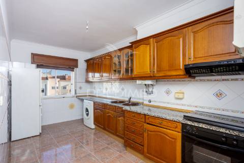 Apartamento t2 sta. marta com parqueamento