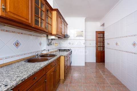Apartamento t2 sta. marta com parqueamento