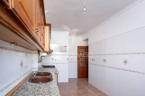 Apartamento t2 sta. marta com parqueamento