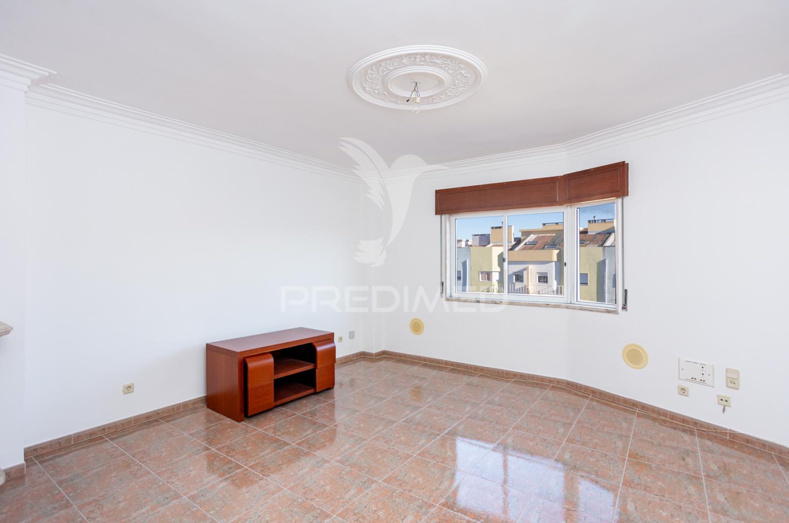 Apartamento t2 sta. marta com parqueamento