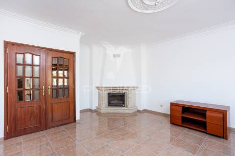 Apartamento t2 sta. marta com parqueamento