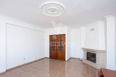 Apartamento t2 sta. marta com parqueamento