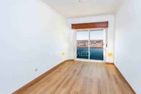 Apartamento t2 sta. marta com parqueamento