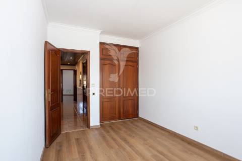 Apartamento t2 sta. marta com parqueamento