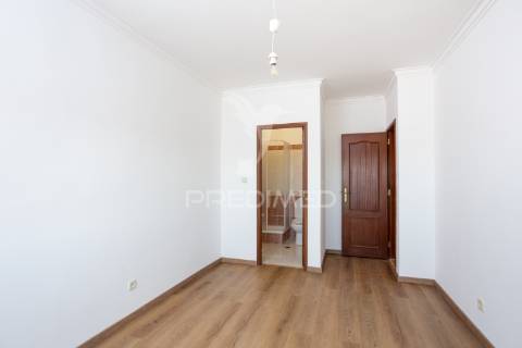 Apartamento t2 sta. marta com parqueamento