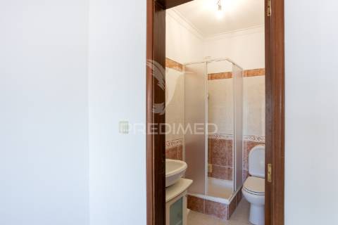 Apartamento t2 sta. marta com parqueamento