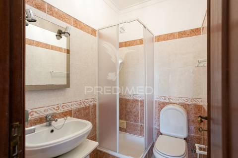 Apartamento t2 sta. marta com parqueamento