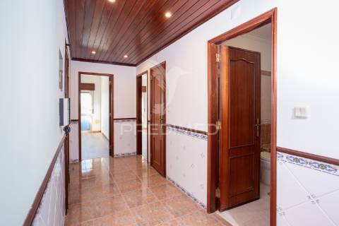 Apartamento t2 sta. marta com parqueamento
