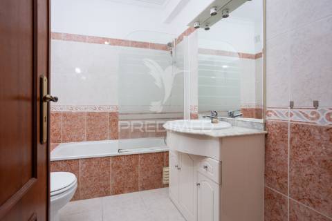 Apartamento t2 sta. marta com parqueamento