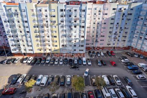 Apartamento t2 sta. marta com parqueamento