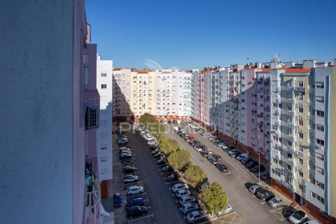 Apartamento t2 sta. marta com parqueamento