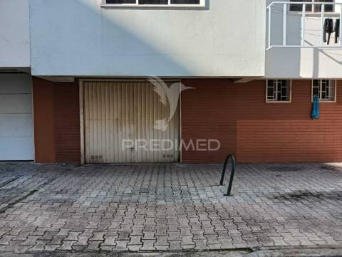 Apartamento t2 sta. marta com parqueamento