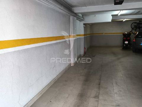 Apartamento t2 sta. marta com parqueamento